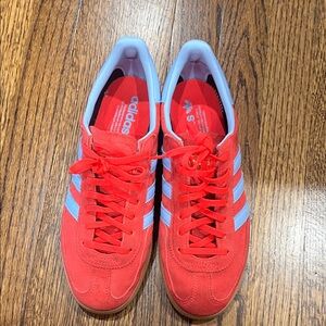 Adidas handball spezial. Red Sneakers with blue Accents